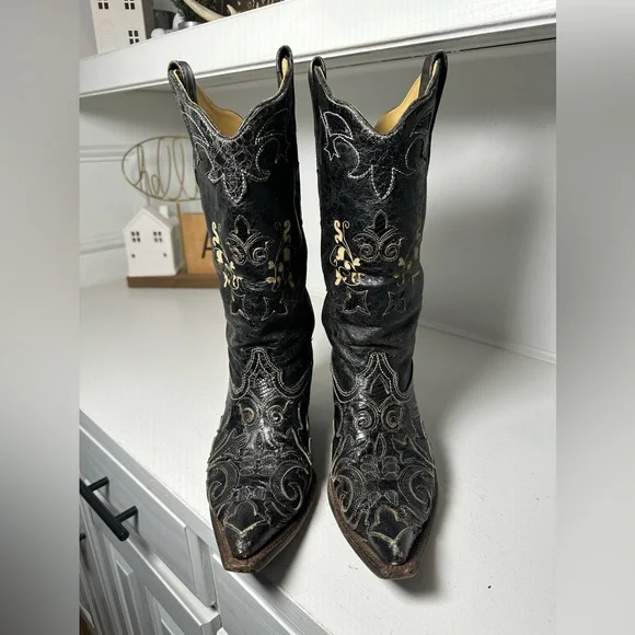 **SOLD**Corral Women’s 8.5M Black Embroidered Cowboy Boots Distressed Western - Picture 2 of 10